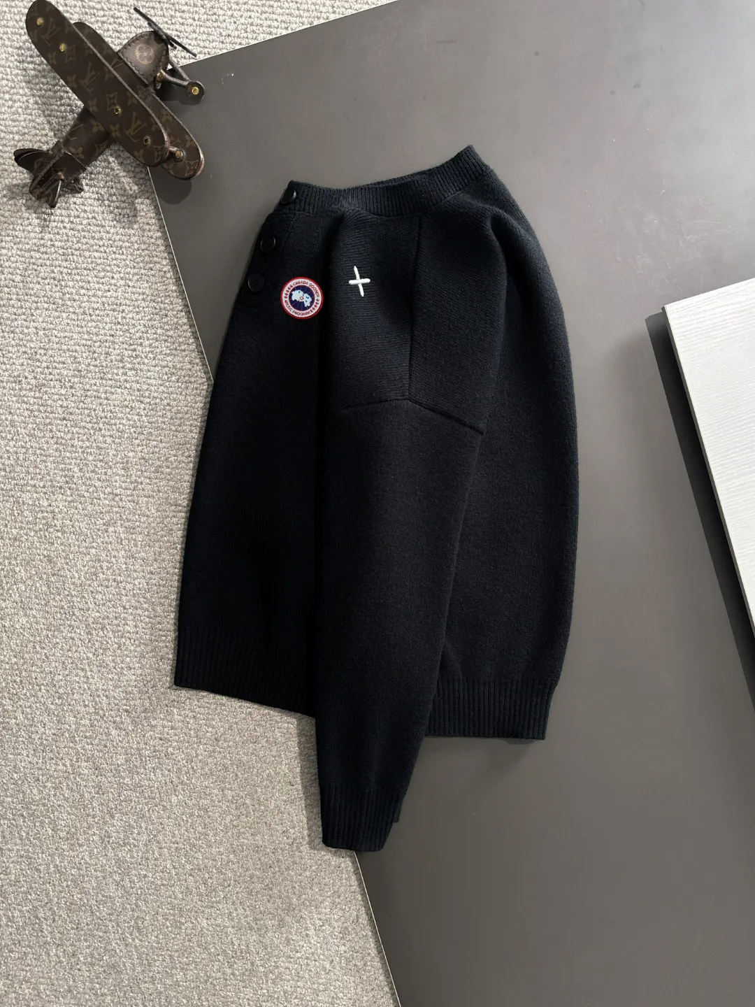 Next day shipping P360 Big Goose 2025 official website latest winter sweater, popular items are on sale at the counter simultaneously! Specially made of wool blended fabric. It feels comfortable and can be directly in contact with the skin. The logo badge is exquisitely embroidered, which is extremely eye-catching! The details highlight the fashionable charm of big brands. Exquisite workmanship. Three-dimensional cutting style. The wearing effect is invincible and handsome! All three standards are complete! Size: M-2XL